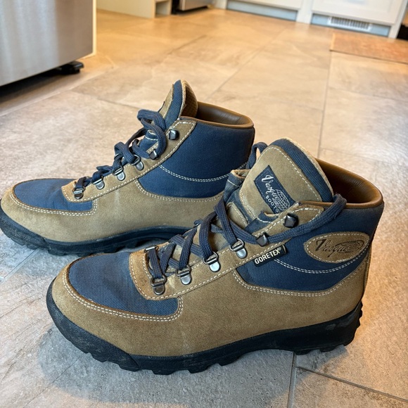 Vasque Skywalk Men's Tan and Navy Boots - Picture 3 of 4